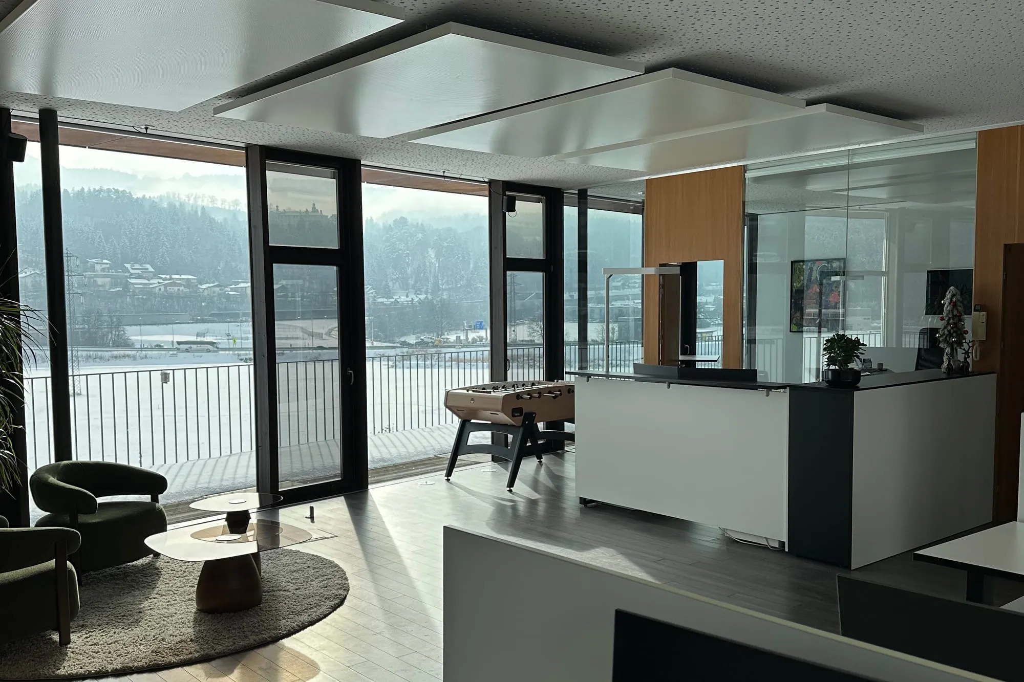 Die Kaino-Lounge im SOHO 2.0 mit Blick über das verschneite Inntal