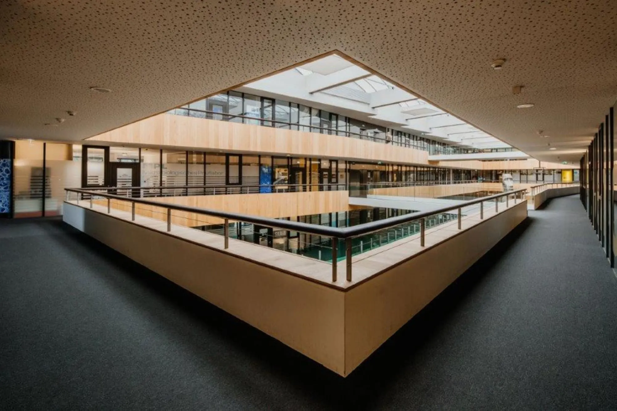Das helle Atrium des Bürogebäudes SOHO 2.0 über mehrere Stockwerke